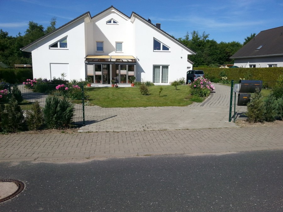 Haus im Birkenweg 19 18184 Roggentin Zum Einkaufcentrum Clobus 500m zum Centrum Rostock ca 4,5 km mit beiden Ferienwohnungen Parkplatz vorm Haus, © Wohnhaus Haus im Birkenweg 19 18184 Roggentin Zum Einkaufcentrum Clobus 500m zum Centrum Rostock ca 4,5 km mit beiden Ferienwohnungen Parkplatz vorm Haus, © Wohnhaus