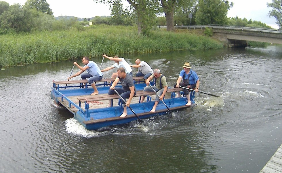 Spa&szlig;ig-sportlicher Wettkampf um den Borenst&auml;ker-Pokal: Ponton-Paddeln im 6er Team, &copy; Anglerverein "An der Recknitz"