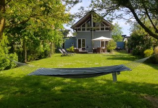 Urlaubsgl&uuml;ck im gro&szlig;en, eingez&auml;unten Garten mit 2 Terrassen - genie&szlig;en Sie Ihren Urlaub ! // &copy; Claudia Loer-M&uuml;ller