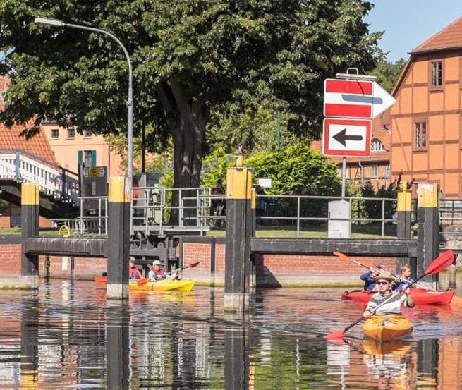 Unsere schöne Altstadt Tour, vorbei an Fach- und Backsteinhäusern durch die Schleuse unter der Hubbrücke durch bis zum Plauer See. // © Monty Erselius Unsere schöne Altstadt Tour, vorbei an Fach- und Backsteinhäusern durch die Schleuse unter der Hubbrücke durch bis zum Plauer See. // © Monty Erselius