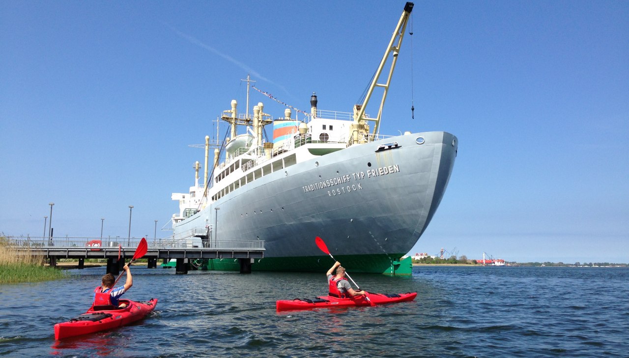 Paddler am Traditionsschiff, &copy; Ronald Kley