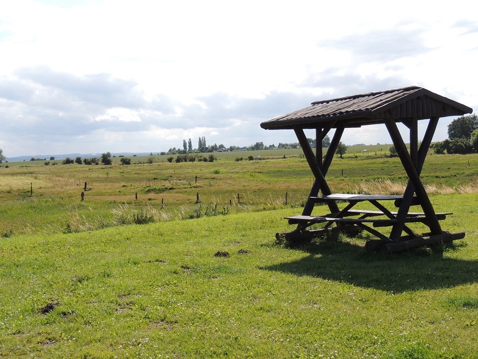 Blick Rastplatz mit Salzwiesen im Hintergrund // © Kurverwaltung Insel Poel Blick Rastplatz mit Salzwiesen im Hintergrund // © Kurverwaltung Insel Poel