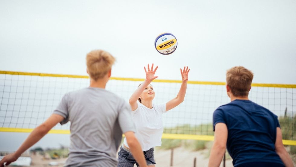 Kinder spielen am Strand von Warnemünde-Rostock Beachvolleyball., © TMV/Felix Gänsicke