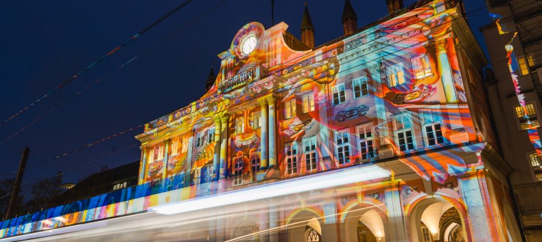Het stadhuis van Rostock tijdens de Lichtweek // &copy; Stadtwerke Rostock &copy;Botschafteragentur