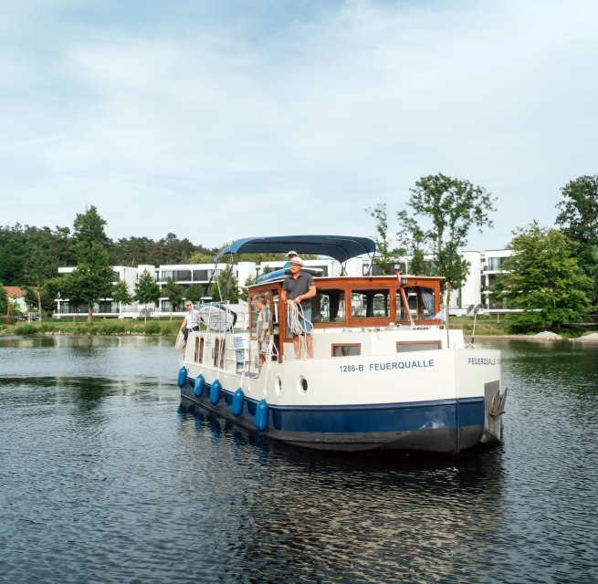 Mit dem Hausboot im Yachthafen von Marem&uuml;ritz anlegen