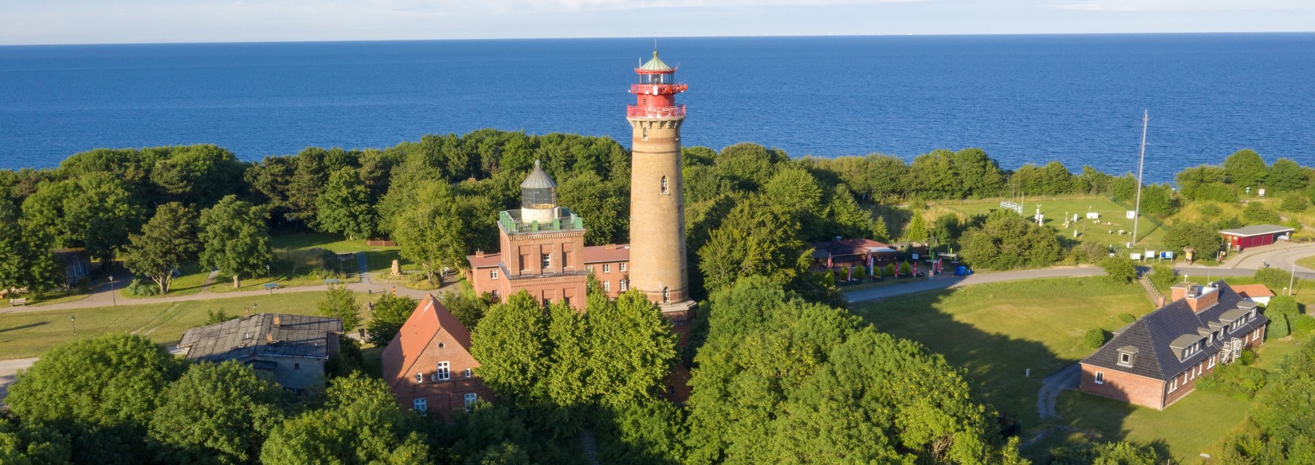 Luchtfoto van de vuurtorens van Kaap Arkona op het eiland R&uuml;gen, omgeven door groene natuur en de blauwe Oostzee.