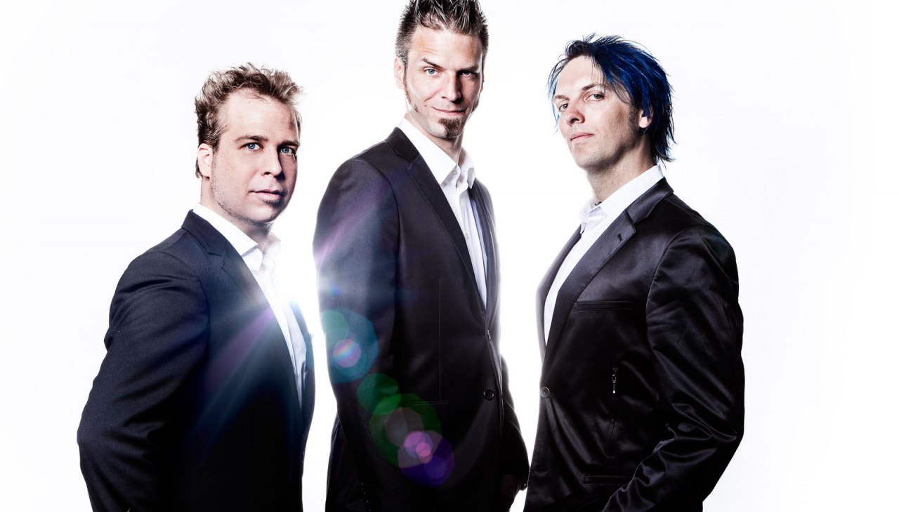 Ein Konzertabend mit der Band TRiPOD aus Hamburg funktioniert nachfolgender Formel:  "Trio" + "iPod" = TRiPOD  Schlagzeug, Bass, Gitarre und 3 Stimmen gestalten, &copy; Christoph Rosenpl&auml;nter