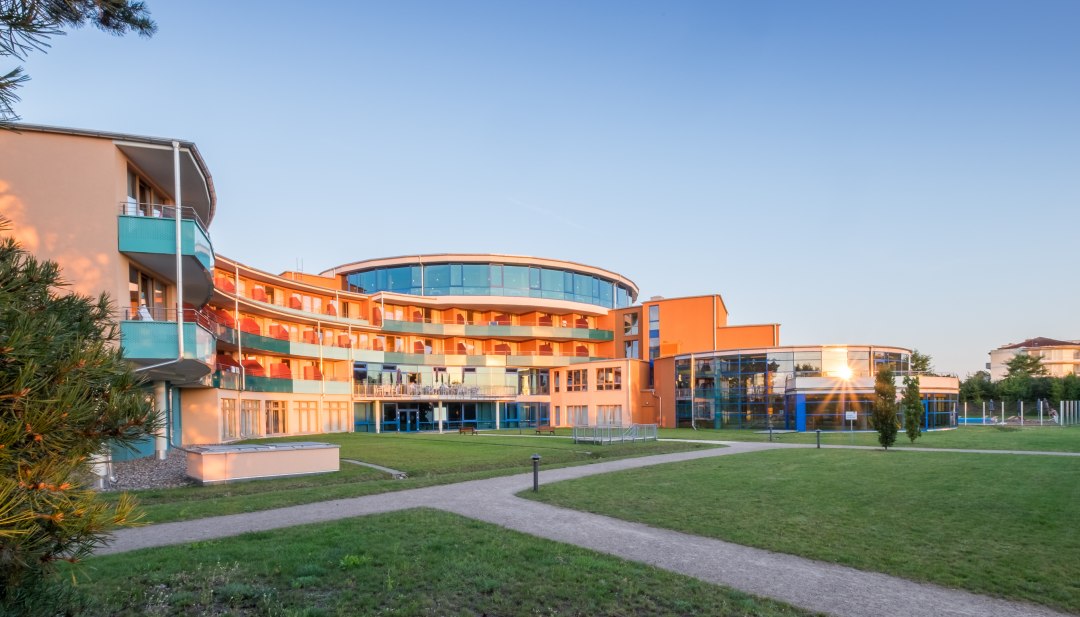 Das Kurzentrum Waren von Au&szlig;en beim Sonnenuntergang