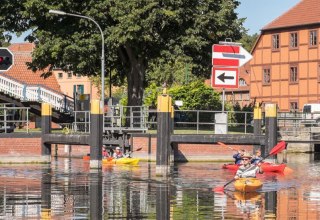 Unsere schöne Altstadt Tour, vorbei an Fach- und Backsteinhäusern durch die Schleuse unter der Hubbrücke durch bis zum Plauer See. // © Monty Erselius Unsere schöne Altstadt Tour, vorbei an Fach- und Backsteinhäusern durch die Schleuse unter der Hubbrücke durch bis zum Plauer See. // © Monty Erselius