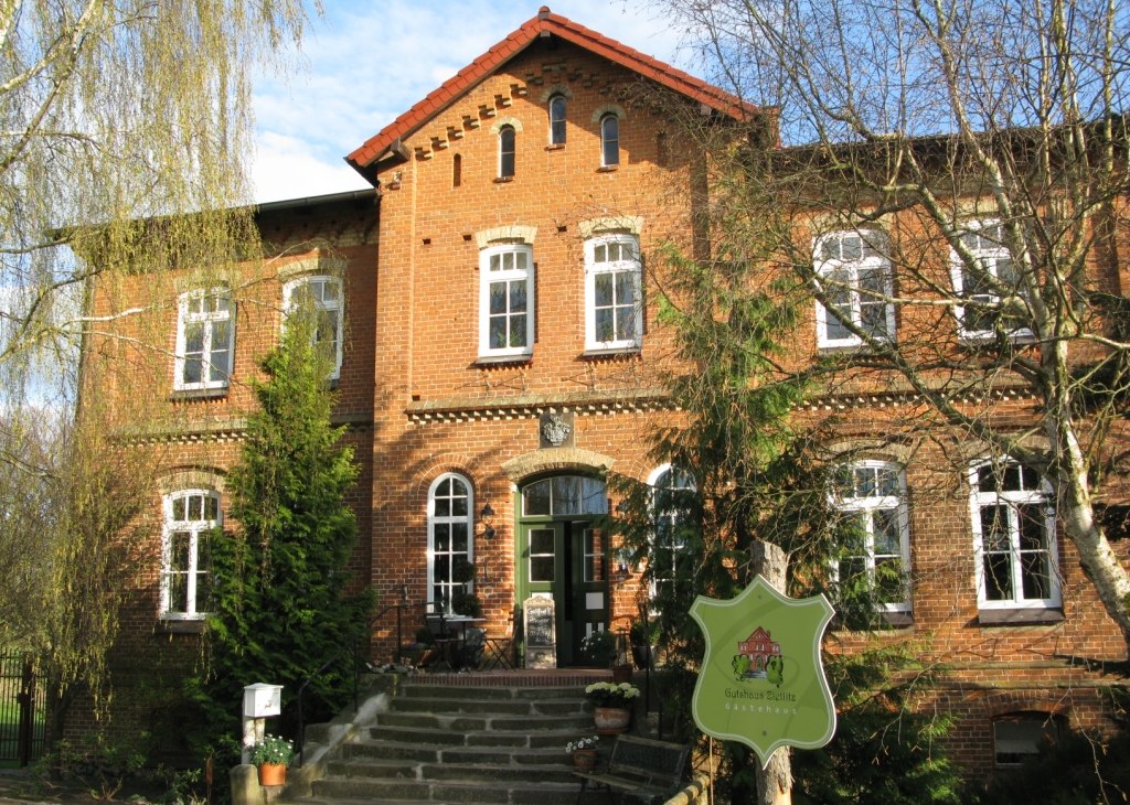 Eingang zum Gutshaus Zietlitz, © Andreas Libor Eingang zum Gutshaus Zietlitz, © Andreas Libor