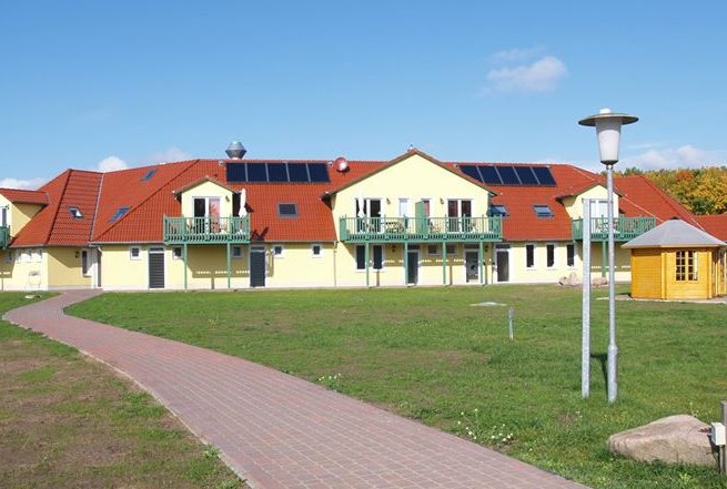Mehrzweckgeb&auml;ude mit Rezeption, Restaurant, Sanit&auml;r und FeWo&acute;s im OG // &copy; Campingpark Kamerun