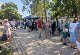 Flohmarktstände auf dem Karl-Liebknecht-Platz // © Mariana Born Flohmarktstände auf dem Karl-Liebknecht-Platz // © Mariana Born