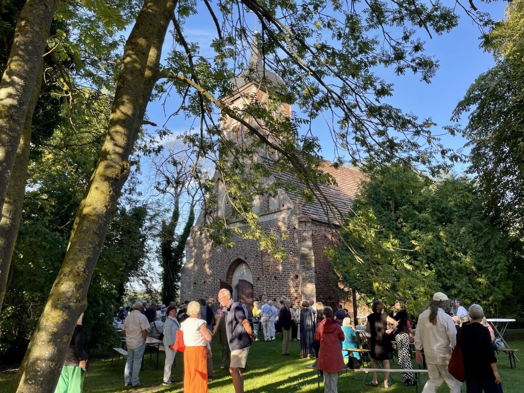 Menschen vor der Kirche Landow // &copy; Freundeskreis Kirchen zu Landow e.V.