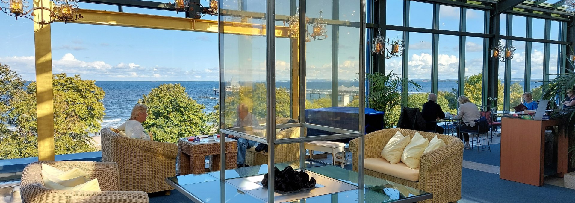 Sei-Gast-2026_Kaiserhof-Usedom_Heringsdorf_Genuss-mit-Ausblick-im-Wintergarten_C_Hotel-Kaiserhof-Heringsdorf, © Hotel Kaiserhof Heringsdorf Sei-Gast-2026_Kaiserhof-Usedom_Heringsdorf_Genuss-mit-Ausblick-im-Wintergarten_C_Hotel-Kaiserhof-Heringsdorf, © Hotel Kaiserhof Heringsdorf