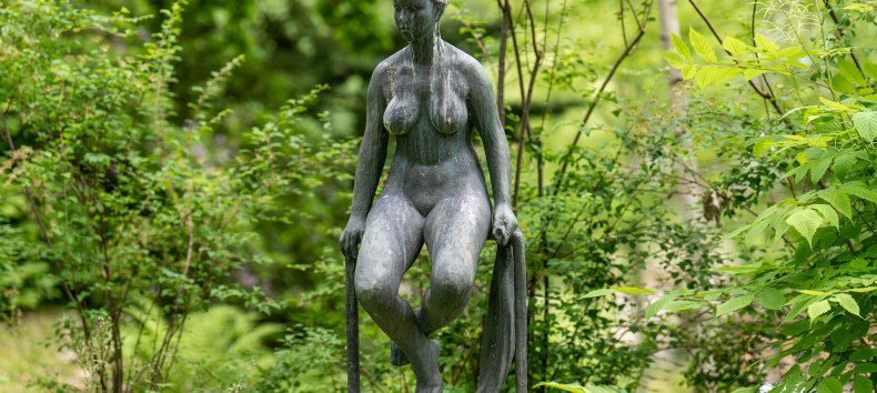 Skulptur einer sitzenden Frau im Zoo Rostock. // &copy; Zoo Rostock/ Dr&uuml;bbisch