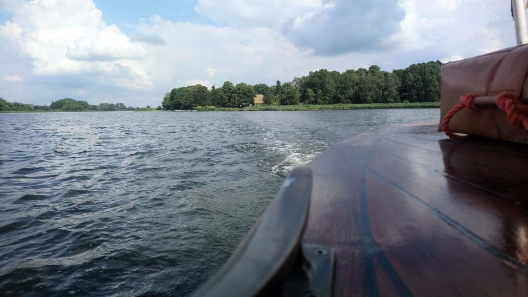 Blick von der Barkasse Regulus zur Burgwallinsel, © Jana Koch Blick von der Barkasse Regulus zur Burgwallinsel, © Jana Koch