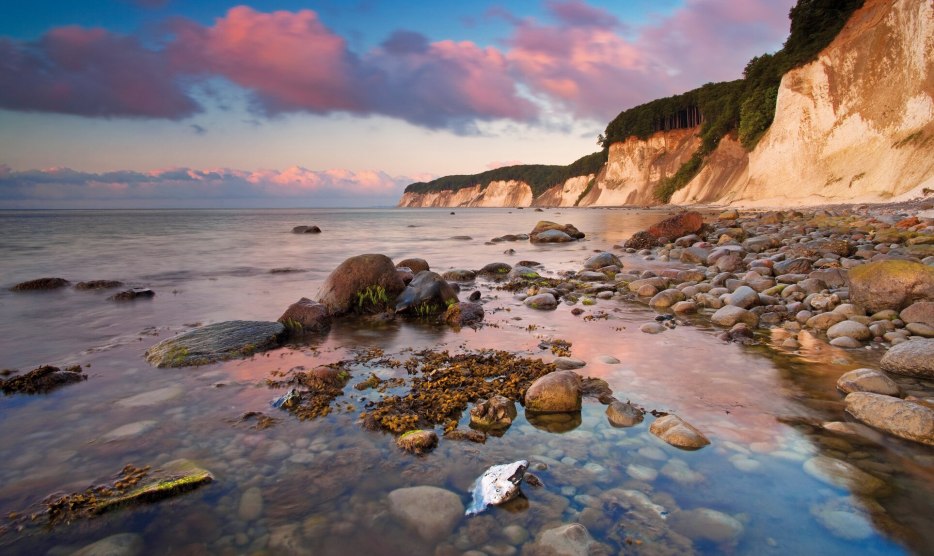 Pure Romantik: Mit uriger Kraft schuf die Natur in Jahrmillionen eines der bekanntesten Wahrzeichen Deutschlands - die bis zu 161 Meer aufragende Kreideküste im Nationalpark Jasmund auf der Insel Rügen. // © MV-T/Allrich Pure Romantik: Mit uriger Kraft schuf die Natur in Jahrmillionen eines der bekanntesten Wahrzeichen Deutschlands - die bis zu 161 Meer aufragende Kreideküste im Nationalpark Jasmund auf der Insel Rügen. // © MV-T/Allrich