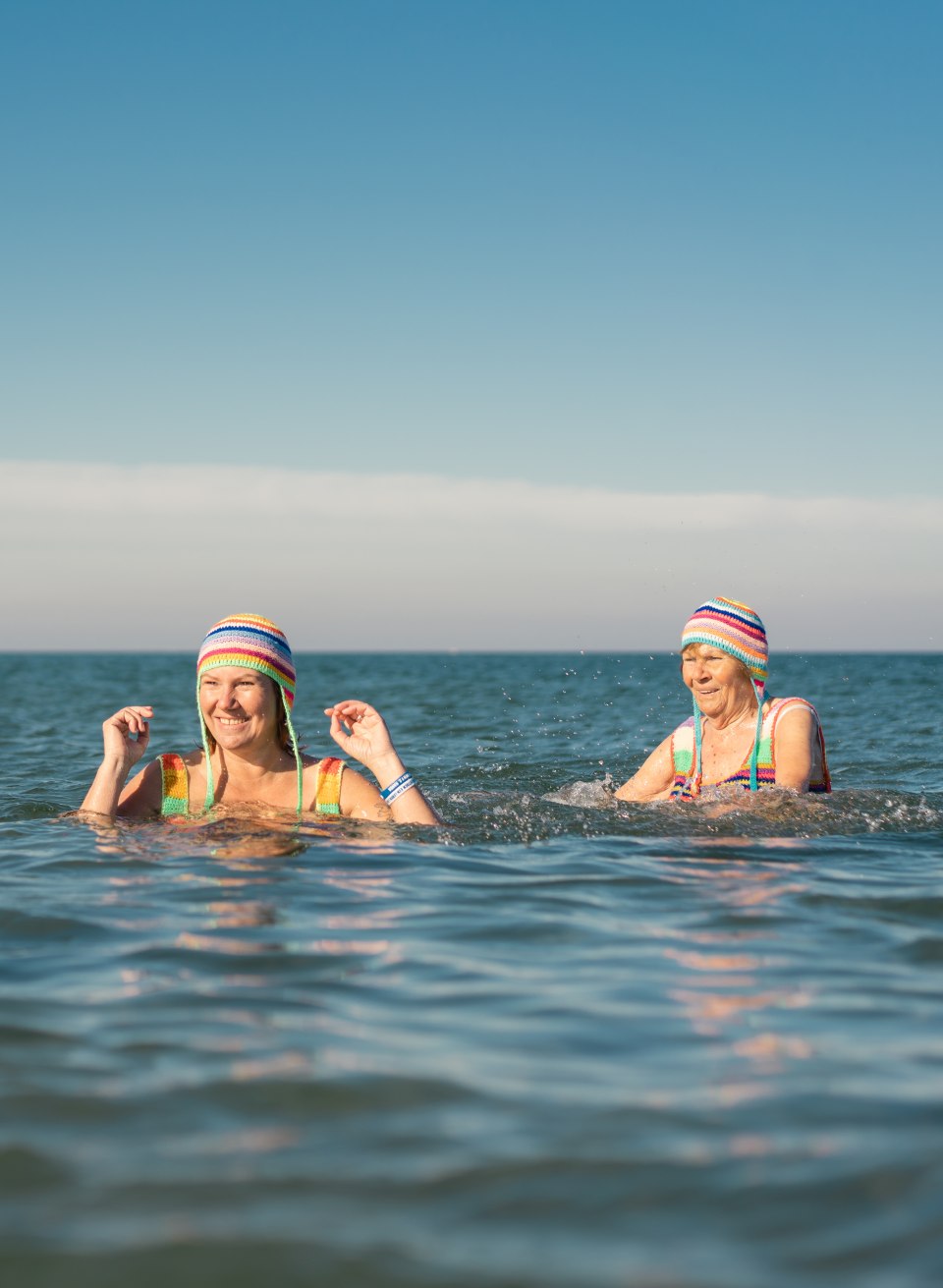 Baden in der kalten Ostsee im Winter am Strand von Warnem&uuml;nde-Rostock // &copy; MV-T/Gross