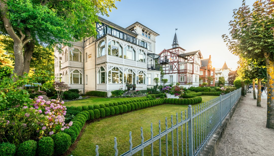 Direkt an der Strandpromenade des Ostseebads Binz findet man Villen im Stil der Bäderarchitektur zum Bestaunen. // © MV-T/Tiemann Direkt an der Strandpromenade des Ostseebads Binz findet man Villen im Stil der Bäderarchitektur zum Bestaunen. // © MV-T/Tiemann