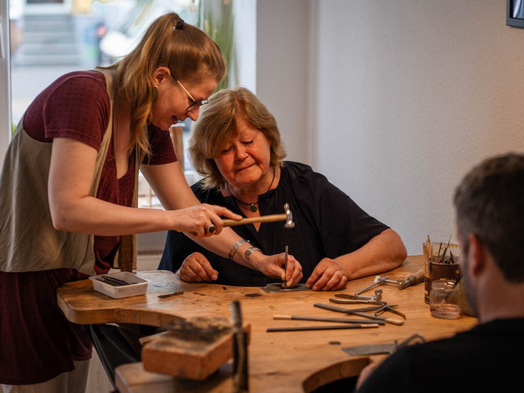 Goldschmiedeworkshop: Probiere Dich in diesem schönen Handwerk aus und fertige Dein Schmuckstück selber an. // © Jessica Bröckl Goldschmiedeworkshop: Probiere Dich in diesem schönen Handwerk aus und fertige Dein Schmuckstück selber an. // © Jessica Bröckl