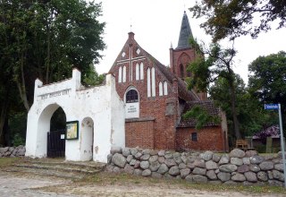 Kirche mit Eingangsportal // © Sabrina Wittkopf-Schade Kirche mit Eingangsportal // © Sabrina Wittkopf-Schade