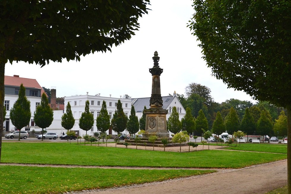 Putbusser Markt mit Blick zum Theater // &copy; Tourismuszentrale R&uuml;gen