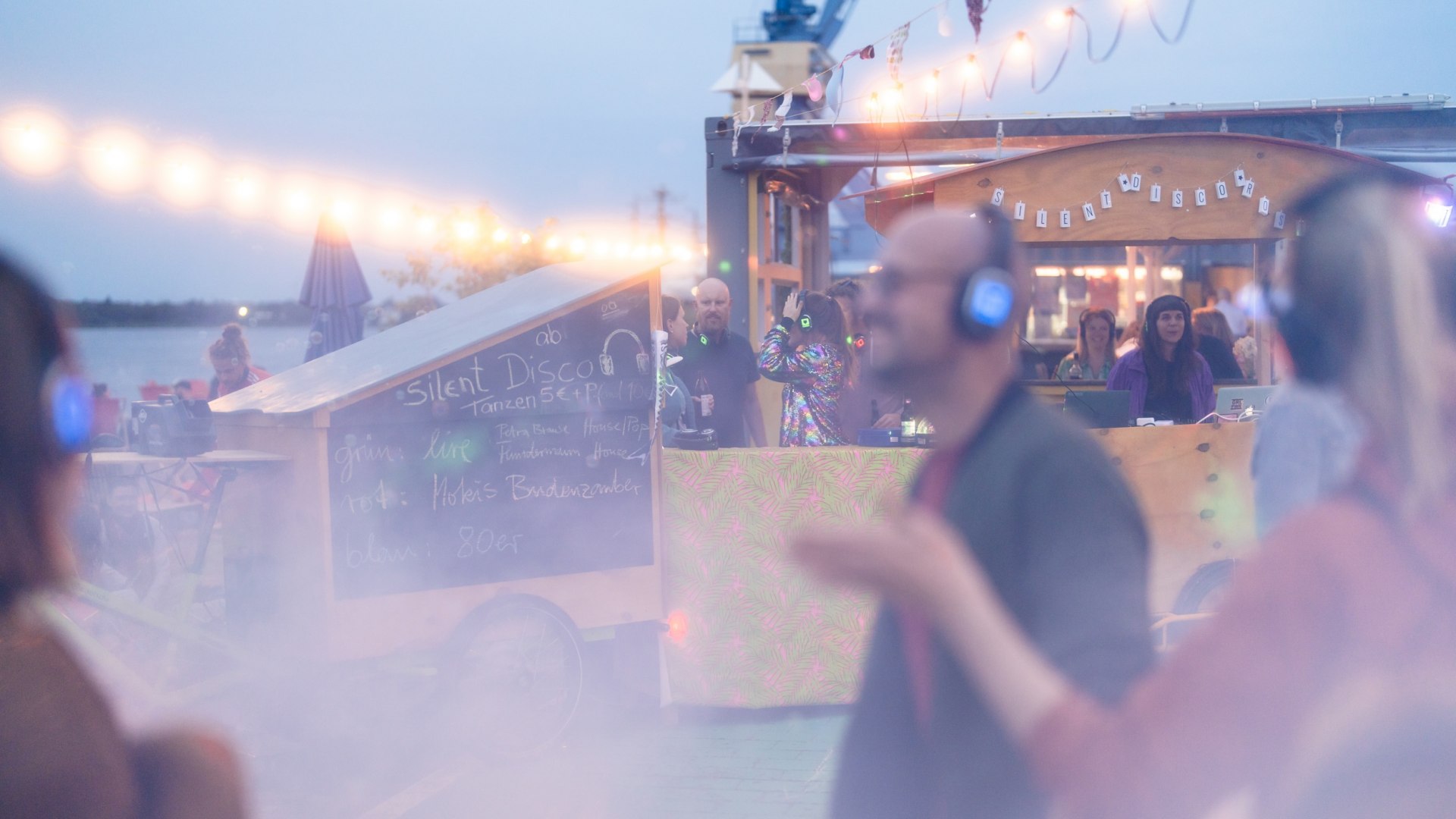 Tanzen in der Silence Disco am Stadthafen in Rostock beim Rostdock_01, © TMV/Gross Tanzen in der Silence Disco am Stadthafen in Rostock beim Rostdock_01, © TMV/Gross