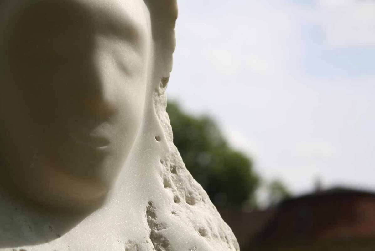 Anne-Katrin Altwein: Allonge. Marmor. Atelier ARQUOIA Ausstellung und Skulpturengarten in Ivenack // &copy; Foto: Raphael Wolf