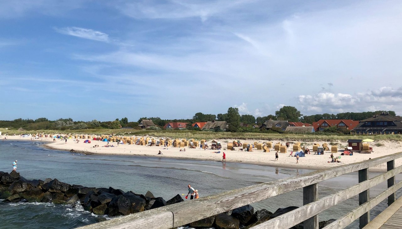 Auf der Seeseite ein weitläufiger, feinsandiger Strand und die 240m lange Seebrücke, © Fremdenverkehrsverein e. V. Ostseebad Wustrow - Dana Wesselburg