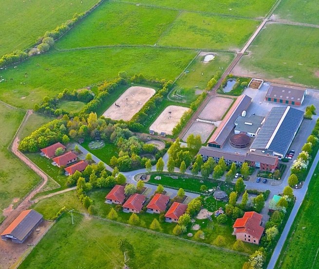 Auf dem Gelände der Reitanlage befinden sich Ferienwohnungen und -häuser, ein Kinderspielplatz und ein Streichelzoo, © Bernsteinreiter Auf dem Gelände der Reitanlage befinden sich Ferienwohnungen und -häuser, ein Kinderspielplatz und ein Streichelzoo, © Bernsteinreiter