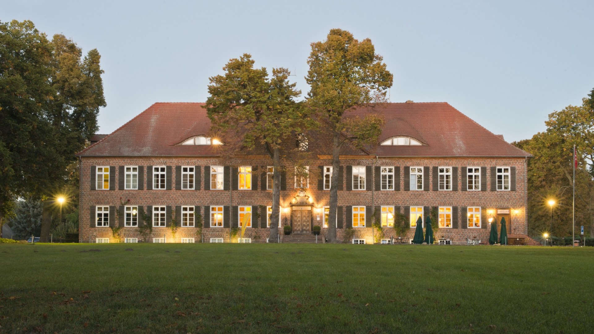 Das Romantik Hotel Gutshaus Ludorf – ein historisches Herrenhaus inmitten malerischer Natur, ideal für eine erholsame Auszeit und besondere Wohlfühlmomente. // © Christin Drühl Das Romantik Hotel Gutshaus Ludorf – ein historisches Herrenhaus inmitten malerischer Natur, ideal für eine erholsame Auszeit und besondere Wohlfühlmomente.