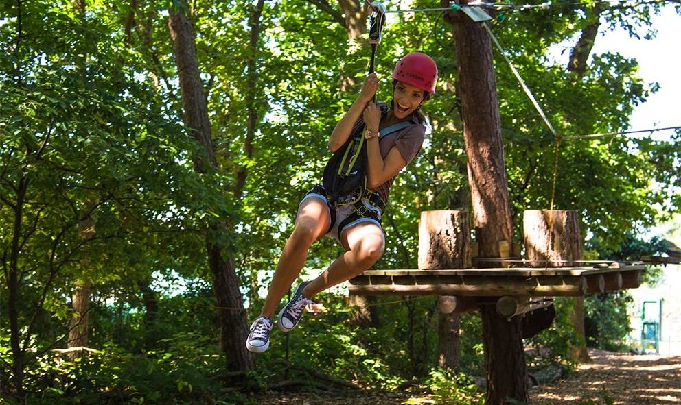 Im Kletterwald wollen 8 verschiedene Parcours mit über 70 Kletteraufgaben erobert werden // © Sven Lingott / Gut Darß Im Kletterwald wollen 8 verschiedene Parcours mit über 70 Kletteraufgaben erobert werden // © Sven Lingott / Gut Darß