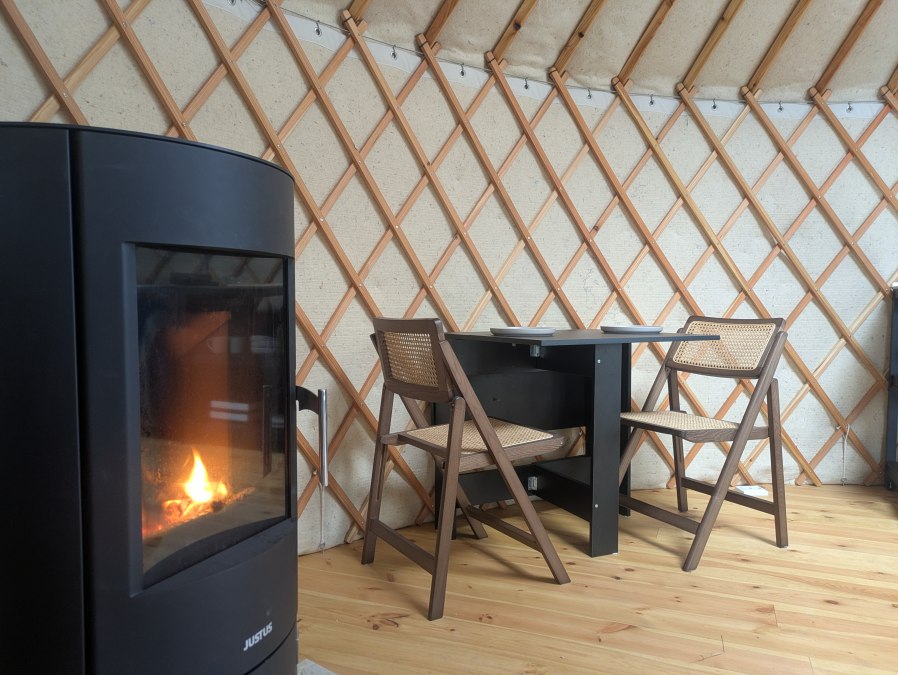 Kachel in de yurt - dus heerlijk knus, zelfs in de winter, &copy; Weingut Hasseldorf / L&uuml;ke