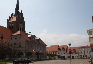 Das Rathaus wurde 1815 errichtet und befindet sich unmittelbar neben der Kirche, © Stadtinformation Usedom