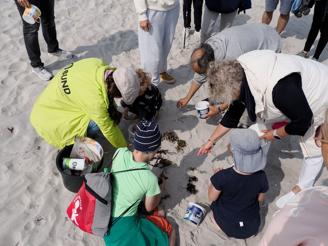 Zusammen entdecken wir die Sch&auml;tze des Strandes // &copy; J&ouml;rg Schmiedel