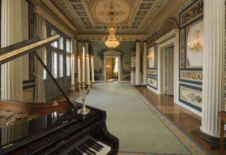 Der Schinkel-Saal &uuml;berw&auml;ltigt mit einer hochherrschaftlichen Ausstattung feinster, handbemalter Tapisserien und funkelnder Kronleuchter // &copy; Schlosshotel Burg Schlitz/Petra St&uuml;ning Photografie