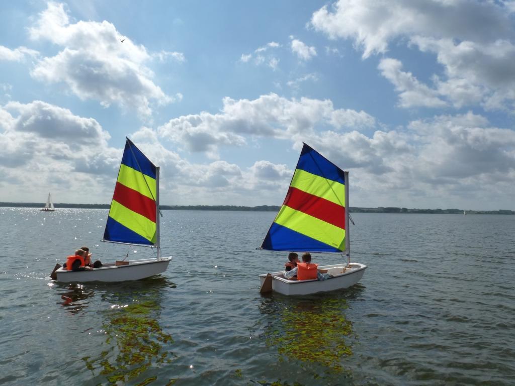 Kinder-Segelkurs bei der Segel Basis Salem am Kummerower See für Kinder von 8-11 Jahren // © SeenLandAgentour GmbH Kinder-Segelkurs bei der Segel Basis Salem am Kummerower See für Kinder von 8-11 Jahren // © SeenLandAgentour GmbH