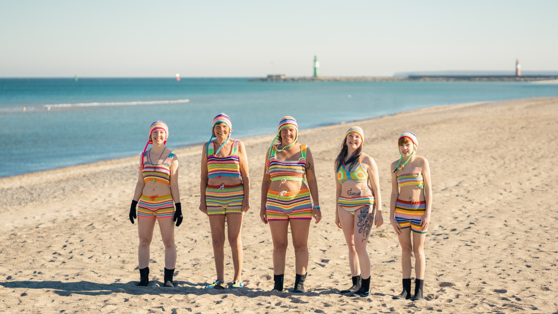 Eine Familie geht Eisbaden mit gehäkelter Badebekleidung am Strand von Warnemünde // © MV-T/Gross Eine Familie geht Eisbaden mit gehäkelter Badebekleidung am Strand von Warnemünde // © MV-T/Gross