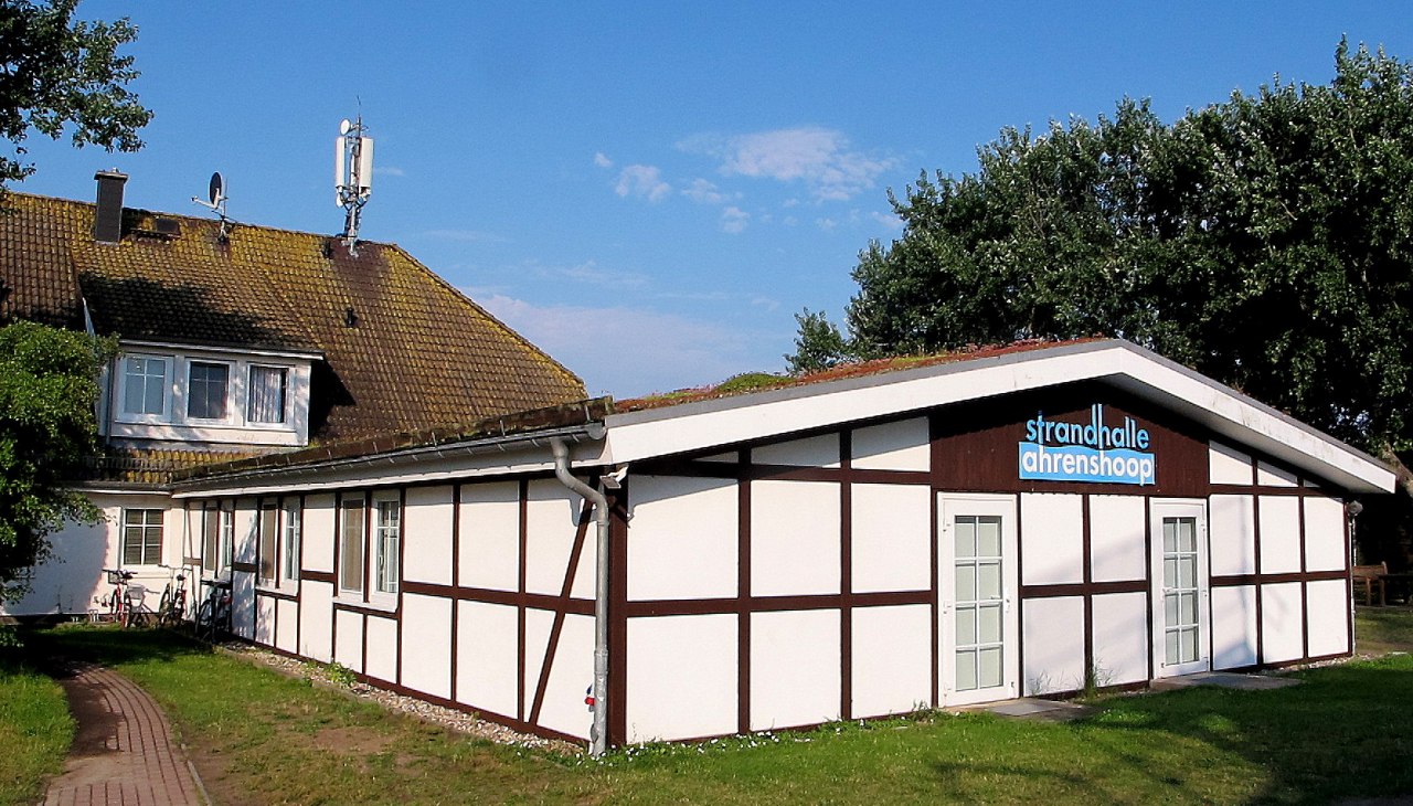 Strandhalle mit G&auml;stehaus in Ahrenshoop, &copy; Kurverwaltung Ahrenshoop &middot; Foto Andrea Kr&uuml;ger