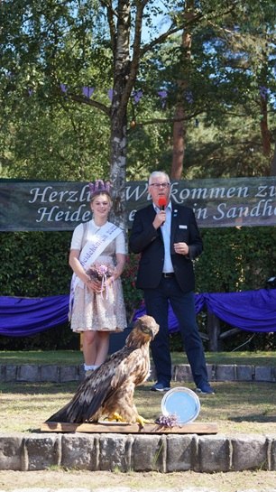 Begrüßung der Heidekönigin auf der Freilichtbühne // © Katharina Donath Begrüßung der Heidekönigin auf der Freilichtbühne // © Katharina Donath