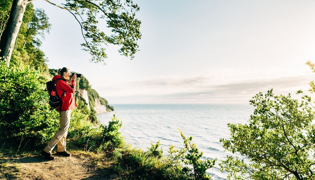 Atemberaubender Blick auf die Ostsee von der Kreideküste im Nationalpark Jasmund auf der Insel Rügen // © MV-T/Roth Atemberaubender Blick auf die Ostsee von der Kreideküste im Nationalpark Jasmund auf der Insel Rügen // © MV-T/Roth