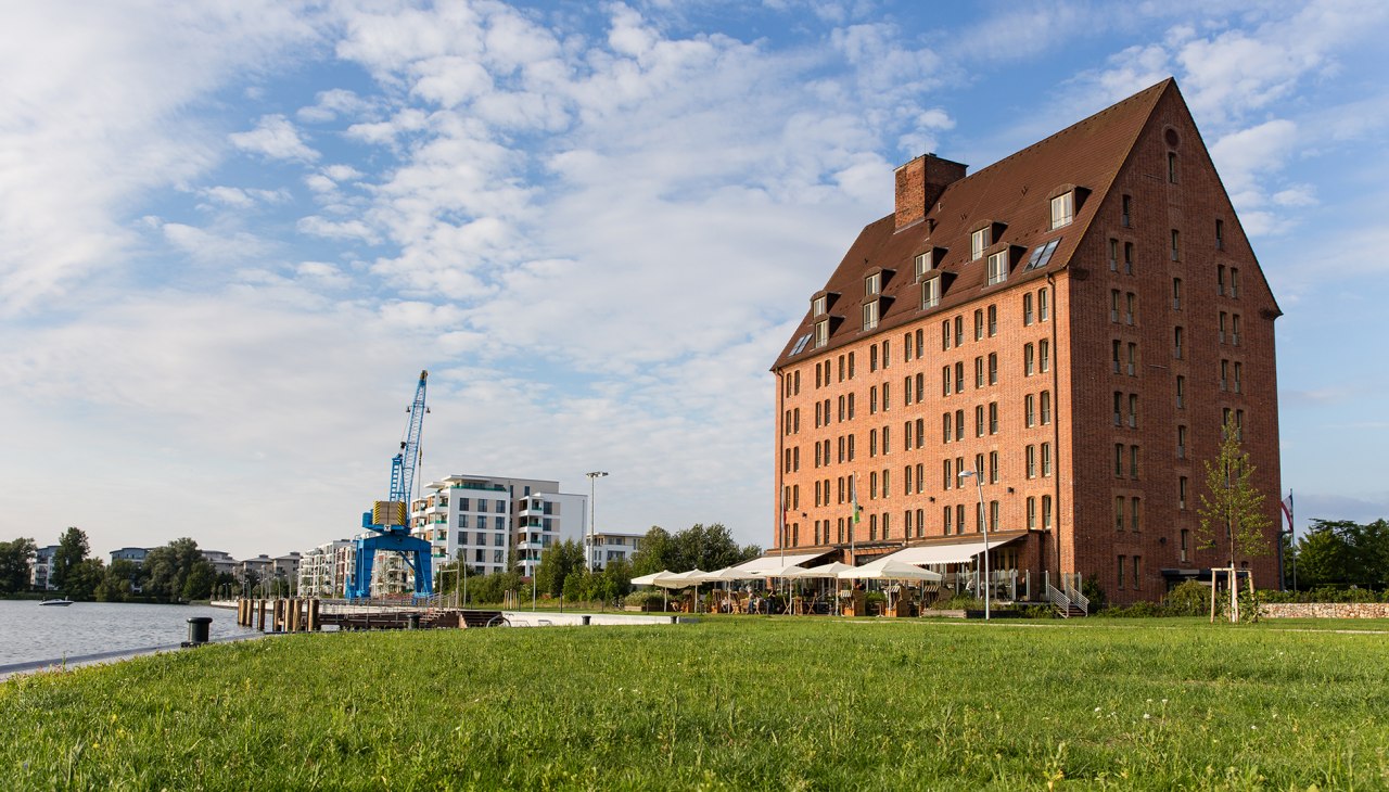 Außenansicht des Hotels, © Hotel Speicher am Ziegelsee Außenansicht des Hotels, © Hotel Speicher am Ziegelsee