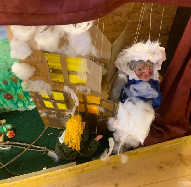 Frau Holle schüttelt das Kissen in ihrem Haus, © Martina Kriedel Frau Holle schüttelt das Kissen in ihrem Haus, © Martina Kriedel