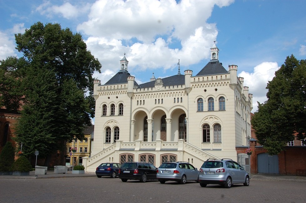 Das Wittenburger Rathaus erinnert eher an ein M&auml;rchenschloss als an einen Verwaltungssitz. // &copy; Gabriele Skorupski