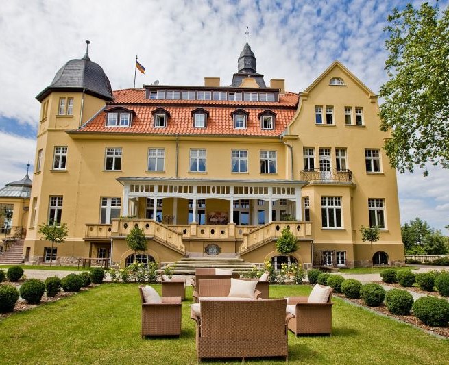 Blick auf den Park und das Bernsteinschloss Wendorf // &copy; Schlosshotel Wendorf