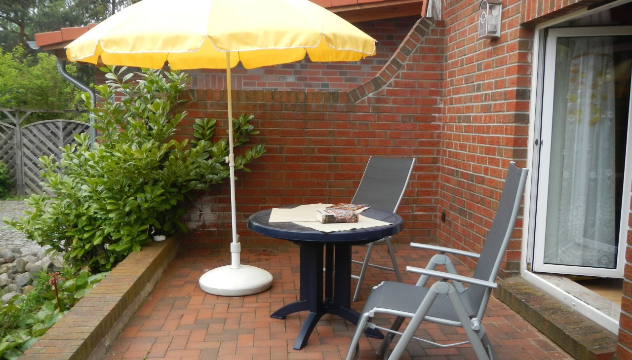 Die Gartenmöbel und ein Sonnenschirm stehen Ihnen auf der Terrasse am Teich zur Verfügung., © Roland Kietzmann Die Gartenmöbel und ein Sonnenschirm stehen Ihnen auf der Terrasse am Teich zur Verfügung., © Roland Kietzmann