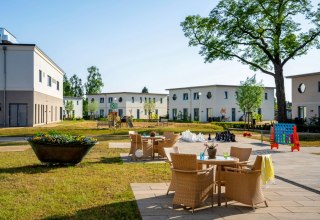 Gem&uuml;tlicher Sitzbereich auf der Terrasse des Familienresorts Usedom // &copy; SEETELHOTELS