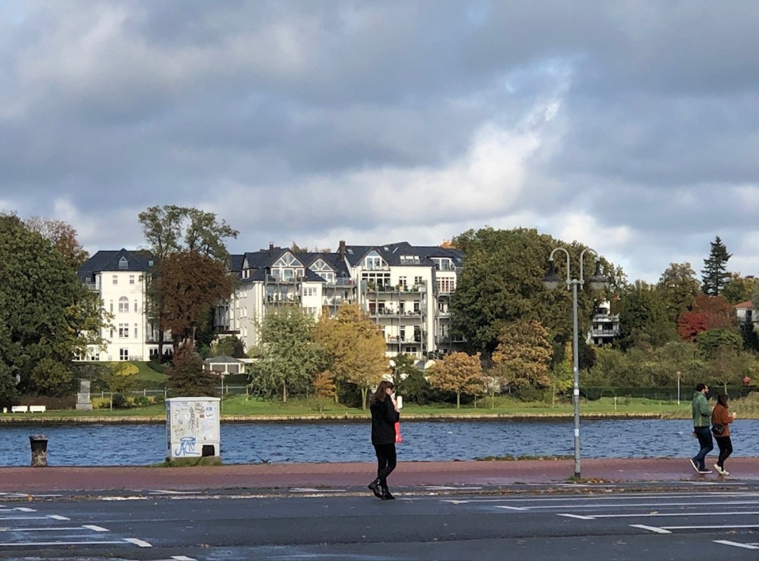 Toplocatie direct aan de Warnow met uitzicht over Rostock. De Warnow-veerboot ligt op slechts enkele meters afstand. // © Anja Bothe-Neues Toplocatie direct aan de Warnow met uitzicht over Rostock. De Warnow-veerboot ligt op slechts enkele meters afstand. // © Anja Bothe-Neues