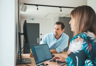 Fokus-Absprache am Arbeitsplatz., © Michelle Dynio Fokus-Absprache am Arbeitsplatz., © Michelle Dynio