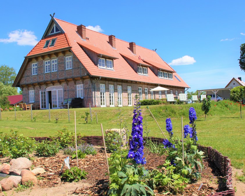 Blick auf unser Landhaus vom Garten, © Brigitte Leberl Blick auf unser Landhaus vom Garten, © Brigitte Leberl